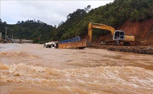 Nhiều xe tải, máy móc của một trang trại sản xuất nông nghiệp tại huyện Lạc Dương bị nước lũ cuốn xuống suối. Ảnh: Nguyễn Dũng – TTXVN