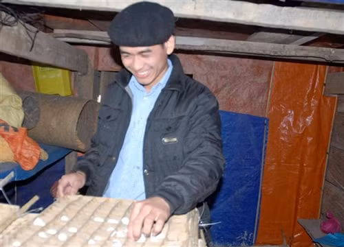 Anh Nông Văn Hoàn, xóm Nà Hôm, xã Hồng Trị (Bảo Lạc) kiểm tra kén tằm.