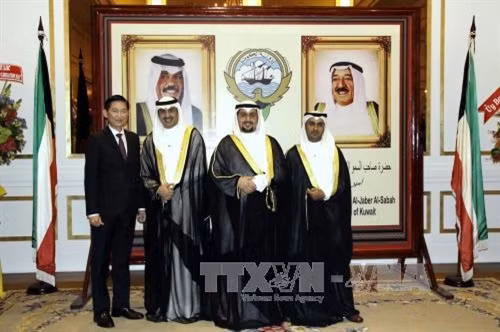Phó Chủ tịch UBND Thành phố Hồ Chí Minh Trần Vĩnh Tuyến cùng đại diện Lãnh sự quán Kuwait chụp ảnh lưu niệm tại lễ kỷ niệm. Ảnh: Thế Anh - TTXVN