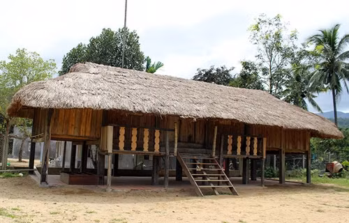 Nhà dài truyền thống của đồng bào dân tộc Raglai được phục dựng, là nơi sinh hoạt cộng đồng cho bà con thôn Ngọc Dung, xã Sơn Hiệp. Ảnh: Phan Sáu -TTXVN