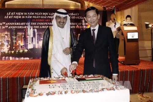 Phó Chủ tịch UBND Thành phố Hồ Chí Minh Trần Vĩnh Tuyến cùng đại diện Tổng lãnh sự Kuwait Khaled Al-Mutairi thực hiện nghi thức cắt bánh mừng kỷ niệm. Ảnh: Thế Anh - TTXVN