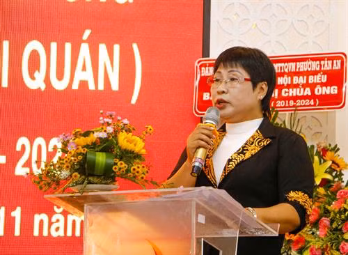 Bà Lê Thị Hồng Thu, đại diện Ban Dân tộc thành phố Cần Thơ phát biểu tại đại hội
