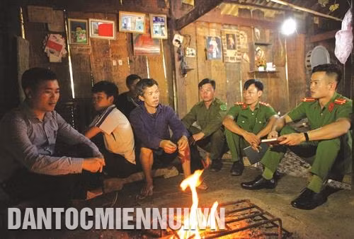 Công an xã Tà Mung, huyện Than Uyên xuống bản Nậm Pắt tuyên truyền vận động người dân không che giấu tội phạm, phòng tránh không sử dụng ma túy. Ảnh: Quý Trung