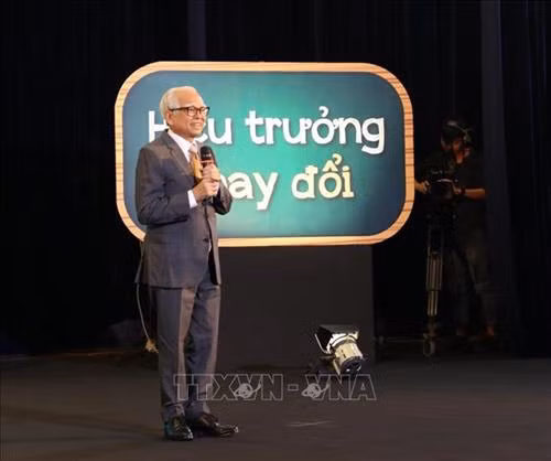 Tiến sĩ Nguyễn Văn Hòa, Chủ tịch Hội đồng quản trị Hệ thống giáo dục Nguyễn Bỉnh Khiêm (quận Cầu Giấy, Hà Nội) chia sẻ tại buổi tọa đàm. Ảnh: Nguyễn Cúc - TTXVN