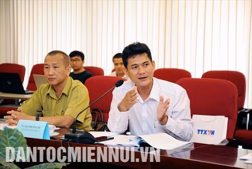 Các đại biểu trao đổi quá trình hình thành, ứng dụng font Khmer Unicode trong hệ thống máy tính và những vướng mắc cần được tiếp tục tháo gỡ