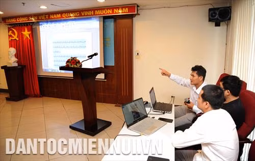 Cử nhân công nghệ thông tin Chau Bunh Khươn, chuyên viên Vụ Địa Phương III (Ủy ban Dân tộc) giới thiệu các phần mềm hỗ trợ tách chữ, xử lý khoảng trắng (ký tự không được in ra) trong trình bày văn bản tiếng Khmer, công cụ từ điển hỗ trợ biên dịch Việt-Khmer, Khmer-Việt trên máy tính