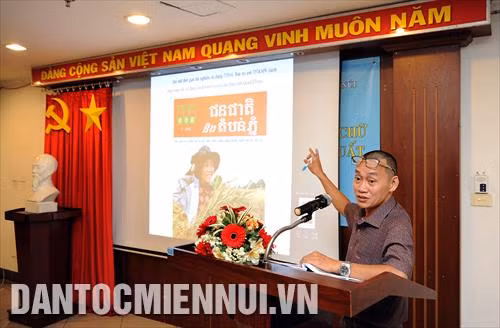 Nhà báo Huỳnh Văn Thảo, Trưởng đại diện Báo ảnh DT&MN (TTXVN) tại TP.HCM giới thiệu quá trình “Làm báo ngữ Khmer tại TTXVN - Hành trình từ Bản tin, ảnh đơn ngữ đến Báo ảnh Dân tộc và Miền núi song ngữ Việt - Khmer” tại hội thảo