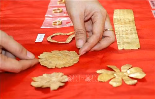 Bộ sưu tập hiện vật vàng - có niên đại vào thế kỷ IX sau Công nguyên, thuộc nền văn hóa Óc Eo được lưu giữ tại Bảo tàng tỉnh Long An. Ảnh: Bùi Giang - TTXVN