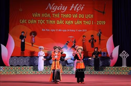 Trình diễn trang phục dân tộc trong ngày hội. Ảnh:Vũ Hoàng Giang – TTXVN