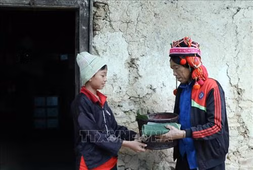 Tục làm lý của dân tộc Hà Nhì, một trong những thủ tục không thể thiếu trong ngày đầu tiên của năm mới, người con, người cháu mang lễ vật sang nhà ông, bà, bố mẹ người sinh thành để tạ ơn, thể hiện uống nước nhớ nguồn. Ảnh: Quý Trung – TTXVN