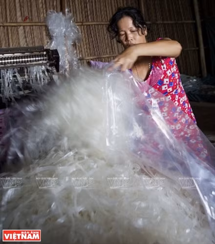 Bánh tráng còn được cắt nhỏ thành sợi, tiện cho sử dụng và đóng gói.