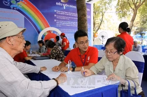 Đông đảo khách hàng đăng ký tham gia mô hình Hợp tác xã tiêu dùng Saigon Co.op cùng làm chủ Co.opmart trong tương lai. Ảnh: Thanh Vũ – TTXVN