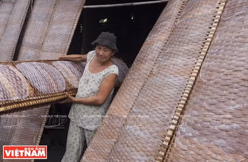 Việc phơi bánh cũng phải được tính toán kỹ để bánh tráng được phơi đủ nắng.