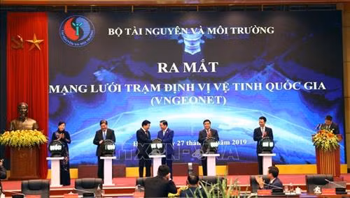 Phó Thủ tướng Trịnh Đình Dũng cùng các đại biểu thực hiện nghi thức ra mắt mạng lưới trạm định vị vệ tinh quốc gia (Vngeonet). Ảnh: Huy Hùng - TTXVN