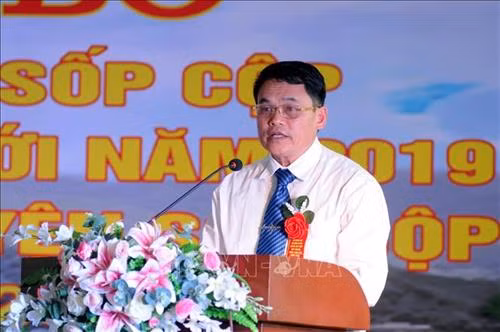 Chủ tịch UBND xã Dồm Cang Cầm Văn Đông báo cáo kết quả xây xựng nông thôn mới của xã tại buổi Lễ. Ảnh: Quang Quyết-TTXVN