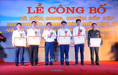 Chủ tịch UBND huyện Sốp Cộp Lê Tiến Lợi trao Giấy khen cho các tập thể có thành tích xuất sắc trong phong trào xây xựng nông thôn mới của xã Dồm Cang. Ảnh: Quang Quyết-TTXVN