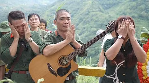Trương Quý Hải hát 'Về đây đồng đội ơi'. Ảnh: news.zing.vn