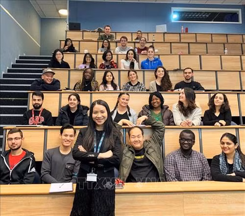 Tiến sỹ Lương Ngân chụp ảnh chung cùng các học trò tại London South Bank University. Ảnh: Quốc Đạt - PvTTXVN tại Anh