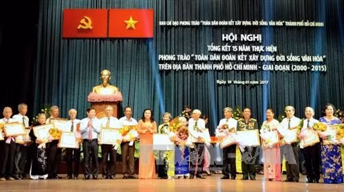 Các hộ gia đình có thành tích xuất sắc trong thực hiện phong trào “Toàn dân đoàn kết xây dựng đời sống văn hoá” liên tục nhiều năm liền đón nhận Bằng khen của Chủ tịch UBND Thành phố Hồ Chí Minh. Ảnh: Thế Anh -TTXVN