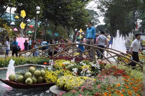 Người dân háo hức đến tham quan và chụp ảnh tại Hội Hoa xuân Đinh Dậu. Ảnh: Phương Vy – TTXVN