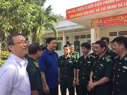 Đồng chí Đinh La Thăng, Bí thư Thành ủy Thành phố Hồ Chí Minh (thứ ba, từ trái sang) thăm hỏi, động viên cán bộ chiến sỹ đồn biên phòng Lò Gò (Tây Ninh). Ảnh: Nguyễn Chung