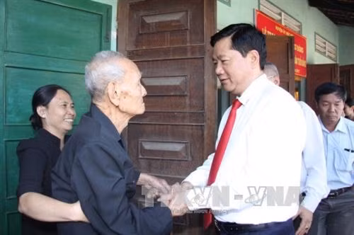 Đồng chí Đinh La Thăng, Bí thư Thành ủy Thành phố Hồ Chí Minh đến xã Thới Tam Thôn, huyện Hóc Môn trao huy hiệu 70 năm tuổi đảng cho đồng chí Nguyễn Văn Hoảnh (sinh năm 1928). Ảnh: Thanh Vũ-TTXVN