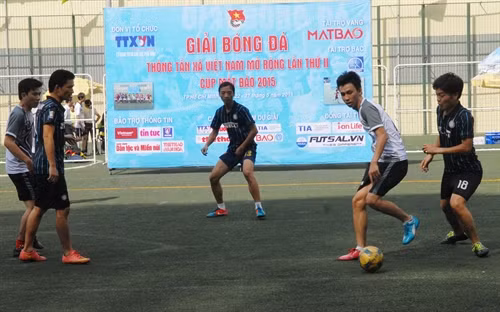 Pha tranh bóng trong trận đấu giữa Bảo hiểm Xã hội TP.Hồ Chí Minh (áo xanh) và Công ty Mắt Bão trong trận đấu sáng 25/5