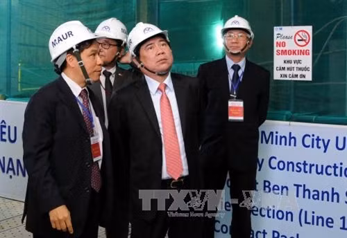 Chủ tịch Ủy ban nhân dân Thành phố Hồ Chí Minh Nguyễn Thành Phong tham quan hệ thống khoan ngầm TBM. Ảnh: An Hiếu - TTXVN
