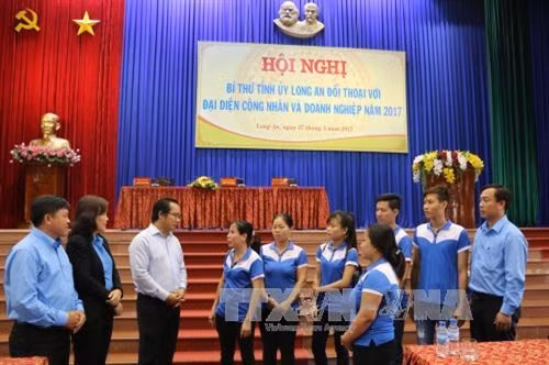 Lãnh đạo UBND tỉnh Long An gặp gỡ, trao đổi với công nhân tại buổi đối thoại. Ảnh: Thanh Bình - TTXVN