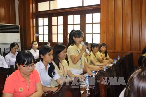 Công nhân phản ánh vấn đề tại buổi đối thoại. Ảnh: Thanh Bình - TTXVN