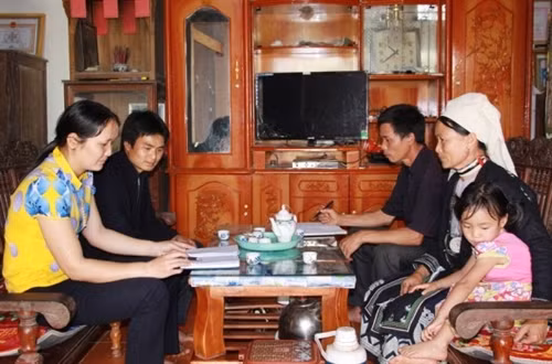 Lãnh đạo Đảng ủy xã Tam Kim (Nguyên Bình) làm việc với Chi bộ xóm Nà Hoảng, xã Tam Kim về công tác phát triển đảng viên người dân tộc thiểu số.
