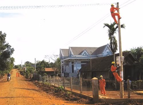 Kéo điện về phục vụ đồng bảo ở vùng sâu, vùng xa