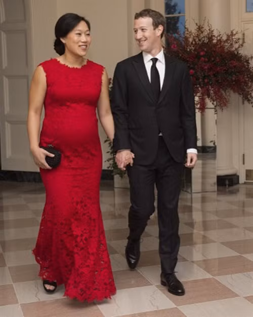 Trong ảnh (tư liệu): Giám đốc điều hành Facebook Mark Zuckerberg (phải) và vợ Priscilla Chan tại thủ đô Washington, Mỹ ngày 25/9/2015. AFP/TTXVN