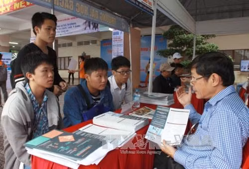 Học sinh tiềm hiểu thông tin tuyển sinh của các trường. Ảnh: Phương Vy-TTXVN