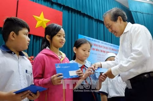 Phó Thủ tướng thường trực Trương Hòa Bình trao các suất học bổng cho con em đồng bào người Chăm trên địa thành phố. Ảnh: Thế Anh-TTXVN