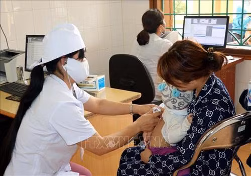 Bác sỹ Phòng khám đa khoa khu vực Kim Bình đang khám bệnh cho trẻ em và người dân. Ảnh: Quang Đán – TTXVN