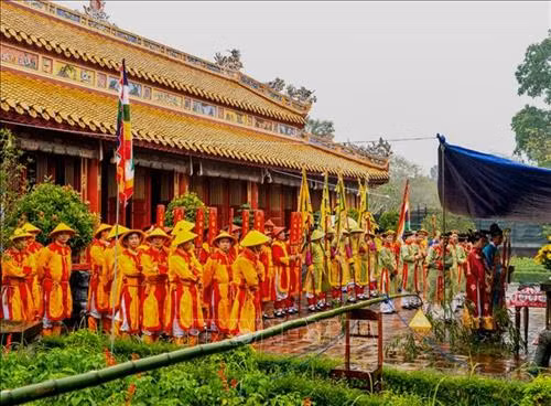 Chủ tế thực hiện các nghi lễ dựng cây nêu. Ảnh: Quốc Việt - TTXVN