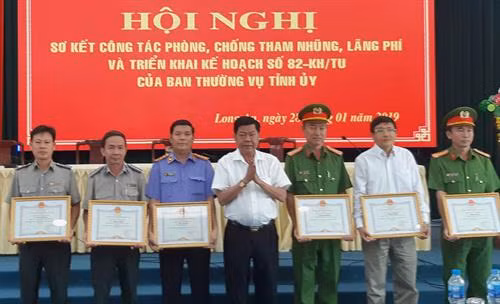 7 cá nhân được Chủ tịch UBND tỉnh tặng bằng khen trong công tác phòng, chống tham nhũng, lãng phí. Nguồn: Báo Long An online