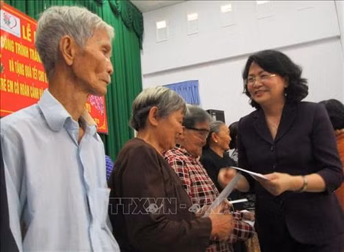 Phó Chủ tịch nước Đặng Thị Ngọc Thịnh tặng quà tết cho các em học sinh nghèo. Ảnh: Bùi Giang - TTXVN