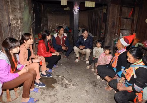 Đường đến trường của các giáo viên điểm trường mầm non Hoa Đào, xã Suối Bâu, huyện Phù Yên (Sơn La). Ảnh: Hữu Quyết Đường đến trường của các giáo viên điểm trường mầm non Hoa Đào, xã Suối Bâu, huyện Phù Yên (Sơn La) Để đến được điểm trường San Cha, trường Vừ A Dính, xã Dào San, huyện Phong Thổ (Lai Châu), các cô giáo đã phải vượt nhiều con dốc, nhiều dòng suối chảy xiết. Ảnh: Hữu Quyết Giáo viên cắm bản đến từng nhà vận động người thân, phụ huynh cho con em đến lớp. Ảnh: Hữu Quyết Dù khó khăn chồng chất nhưng các thầy, cô giáo vẫn gắn bó với nghề, luôn lạc quan gieo “con chữ” cho học sinh đồng bào dân tộc. Ảnh: Hữu Quyết