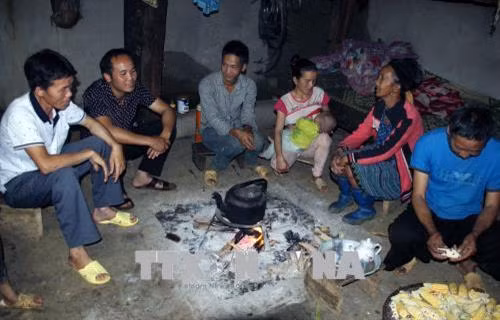 Cán bộ chuyên trách dân số - kế hoạch hóa xã đến từng nhà vận động các cặp đôi đủ tuổi đi làm giấy đăng ký kết hôn. Ảnh: Diệp Anh – TTXVN