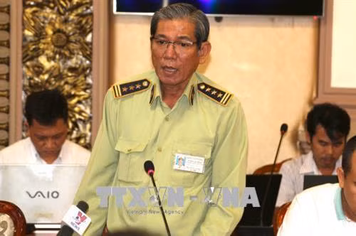 Ông Nguyễn Văn Bách, Phó Chi cục trưởng Chi cục quản lý thị trường Thành phố Hồ Chí Minh trả lời báo chí về sản phẩm cửa hàng Con Cưng. Ảnh: Trần Xuân Tình - TTXVN