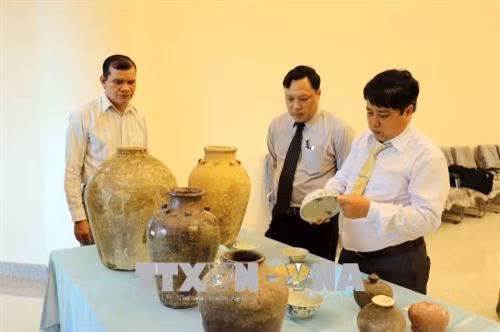 Nhà sưu tập Nguyễn Ngọc Ẩn giới thiệu về cổ vật hiến tặng. Ảnh: Đoàn Mạnh Dương-TTXVN