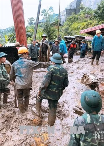 Lực lượng chức năng huyện Phong Thổ (Lai Châu) đang tìm kiếm người mất tích. Ảnh: Việt Hoàng - TTXVN
