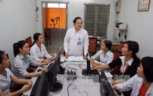 Bác sĩ Nguyễn Minh Quân, Giám đốc Bệnh viện quận Thủ Đức cùng cán bộ, nhân viên trao đổi trong cuộc họp. Ảnh: Phương Vy - TTXVN.