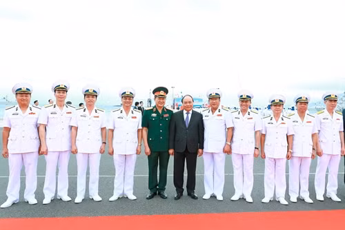 Thủ tướng Nguyễn Xuân Phúc với cán bộ Lữ đoàn Tàu ngầm 189 Hải quân. Ảnh: Thống Nhất – TTXVN