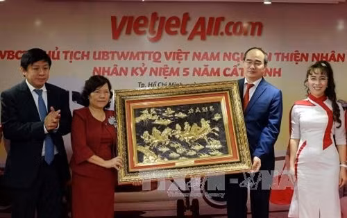Đồng chí Nguyễn Thiện Nhân, Ủy viên Bộ Chính trị, Chủ tịch UBTWMTTQ Việt Nam tặng quà lưu niệm cho Ban lãnh đạo Vietjet Air nhân dịp kỷ niệm 5 năm cất cánh chuyến bay đầu tiên của hãng vào cuối năm 2016. Ảnh: Thế Anh - TTXVN