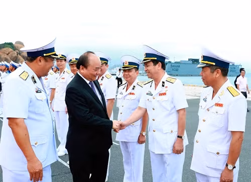 Thủ tướng Nguyễn Xuân Phúc với cán bộ, chiến sỹ Quân cảng Lữ đoàn Tàu ngầm 189. Ảnh: Thống Nhất – TTXVN