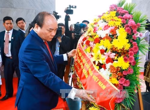 Thủ tướng Nguyễn Xuân Phúc đến đặt vòng hoa tại Tượng đài Độc lập. Ảnh: Thống Nhất - TTXVN.