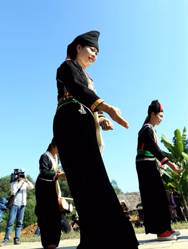 Lễ hội cầu mưa diễn ra với hai phần: phần lễ và phần hội. Phần lễ là nghi thức cúng bái mời các vị thần linh về hưởng thụ đồ lễ và phần hội là phần tham gia các trò chơi dân gian, điệu múa của dân tộc.